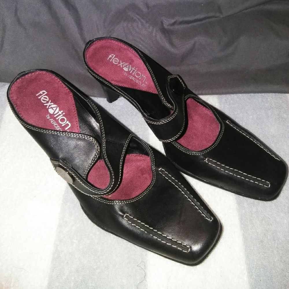A pair of flexation by aerosoles